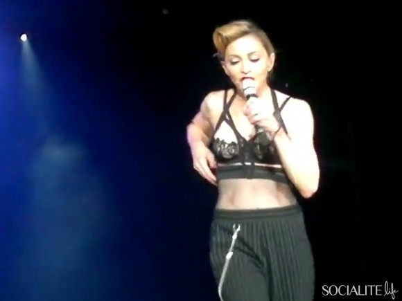 Tuy nhiên, Madonna chẳng phải ngôi sao đầu tiên có màn khoe thân một cách trắng trợn trước công chúng. Từ Lady Gaga cho đến Lisa Rinna, họ cũng chẳng ngần ngại để ống kính máy ảnh chĩa vào những phần nhạy cảm nhất trên cơ thể.
